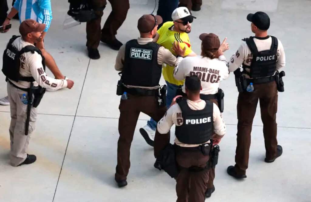 Hombre Detenido por Policías en el Estadio Donde se Celebró la Copa América