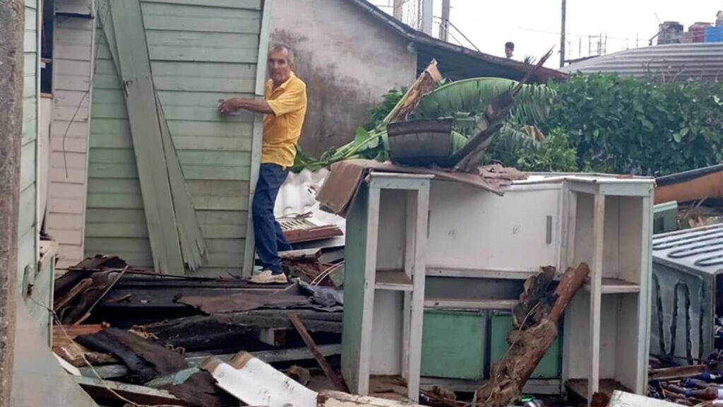 Hombre en Casa Destruida por el Huracán