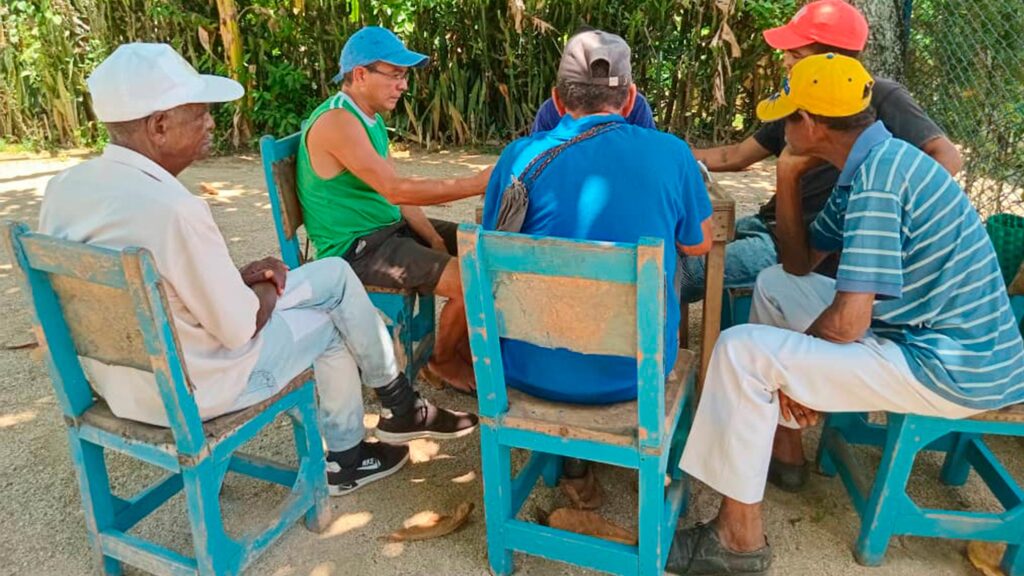 Hombres Reunidos Jugando Domino