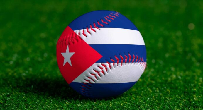 Jóvenes Deportistas de Cuba Firman Contrato con Equipo Profesional