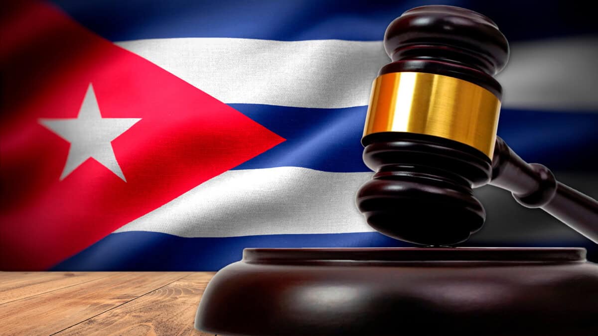 Ley de Ajuste Cubano ¿Quiénes Aplican y Cómo Solicitar la Residencia al Año y un Día?