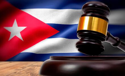 Ley de Ajuste Cubano ¿Quiénes Aplican y Cómo Solicitar la Residencia al Año y un Día?