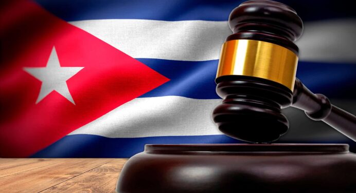 Ley de Ajuste Cubano ¿Quiénes Aplican y Cómo Solicitar la Residencia al Año y un Día?