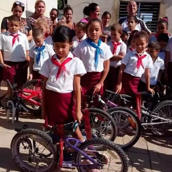 Maestros y Niños en Matanzas Reciben Donativo de Bicicletas
