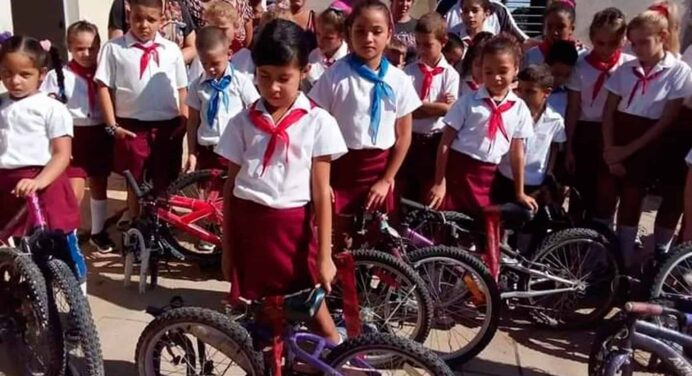Dificultades en el Transporte en Cuba: Maestros y Niños de Matanzas Reciben Donativo de Bicicletas