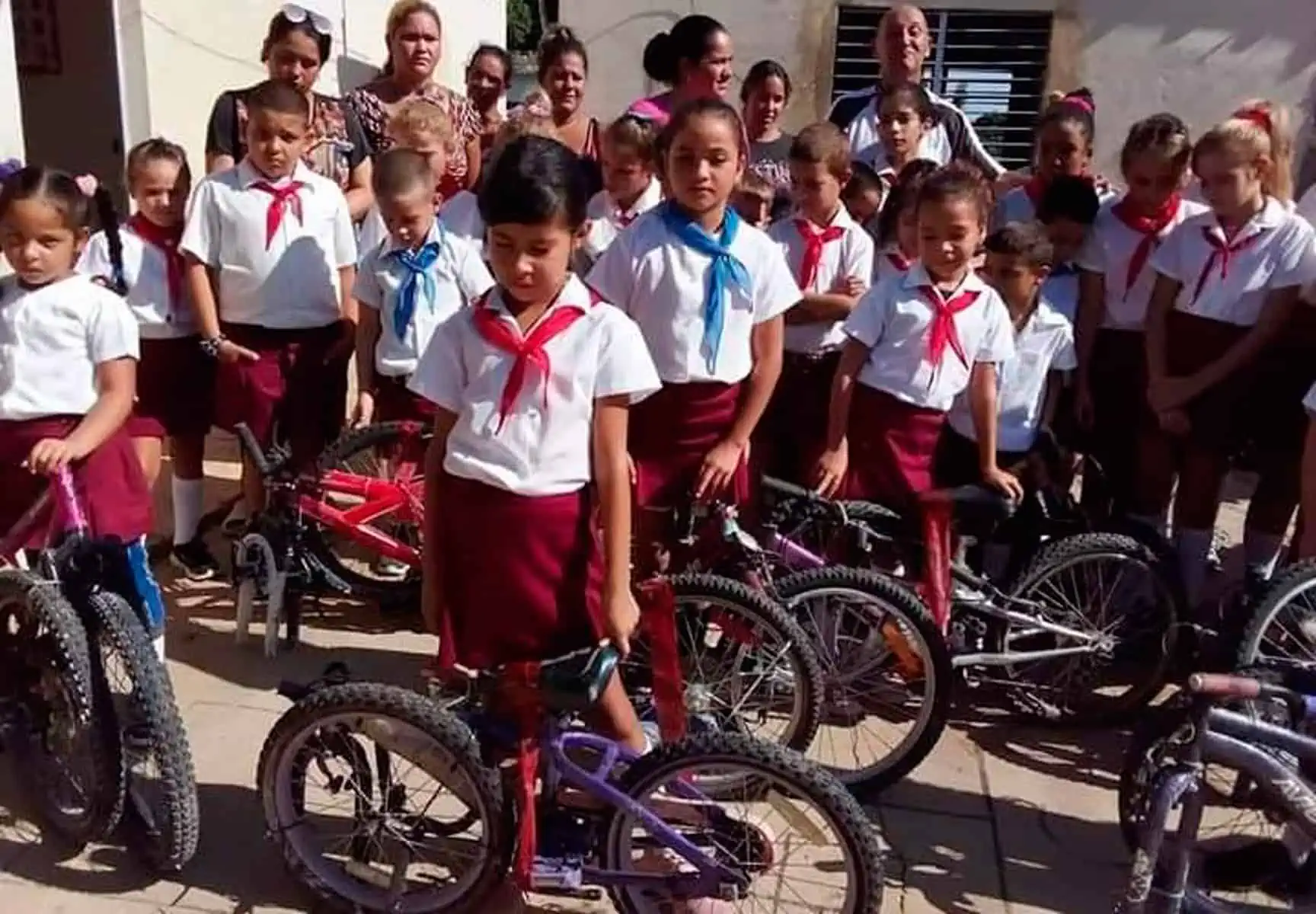 Maestros y Niños en Matanzas Reciben Donativo de Bicicletas