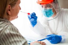 Mantendrán los PCR para los cubanos que salgan del país