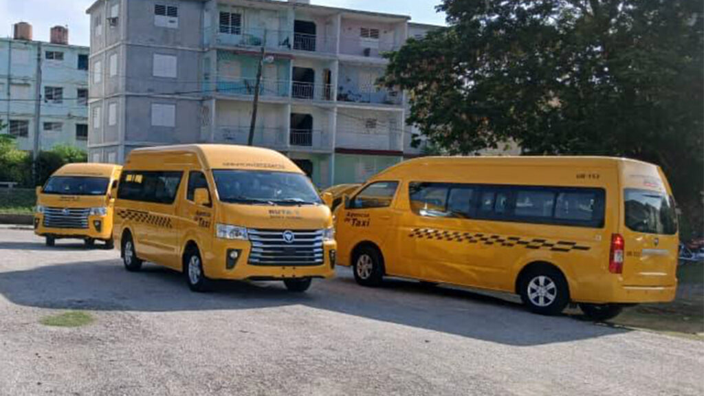 Microbuses en Holguín