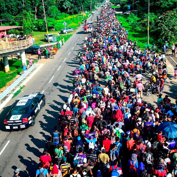 Nueva Caravana de Migrantes Avanzan a Pie por el Sur de México Rumbo a los EE.UU