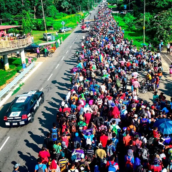Migrantes Avanzan A Pie por el Sur de México Rumbo a los EE.UU