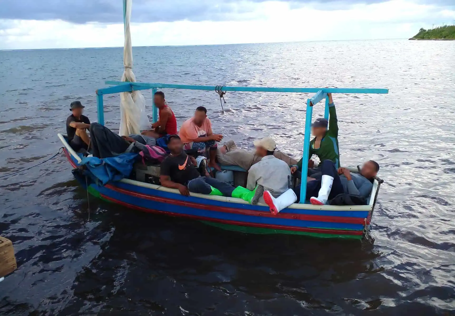 Migrantes Cubanos Desembarcan en Islas Caimán