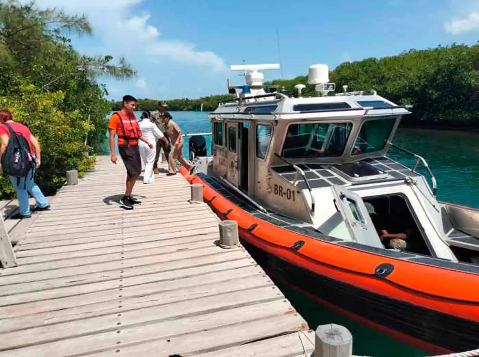 Migrantes Cubanos Rescatados por la Marina Armada Mexicana