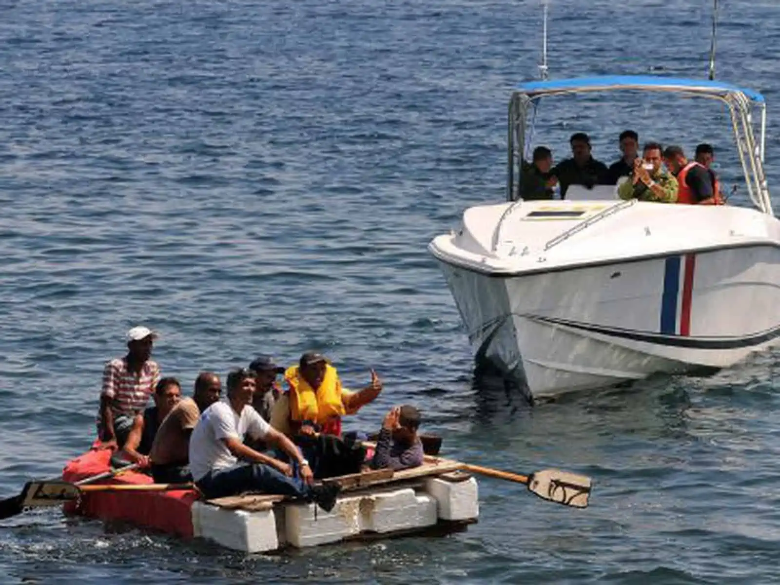 Miles de Cubanos han sido Rescatados en Altamar por las Tropas Guardafronteras