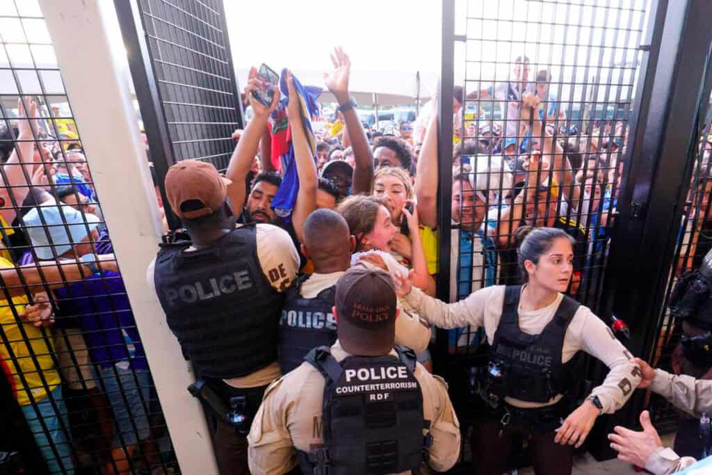 Multitud de Personas en Entrada a la Copa América