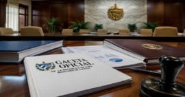 Primeros decretos-leyes de las 176 medidas económicas aprobados en Cuba para reformar las empresas estatales y las cooperativas agropecuarias.