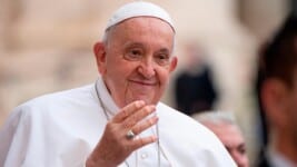 Estado de Salud del Papa Francisco: Neumonía y Crisis Respiratorias Agravan su Recuperación