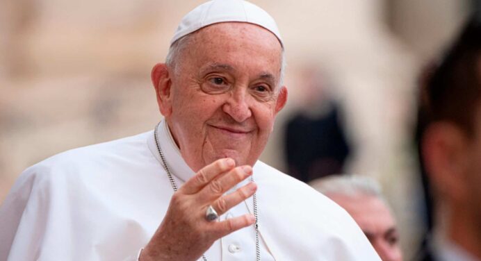 Estado de Salud del Papa Francisco: Neumonía y Crisis Respiratorias Agravan su Recuperación