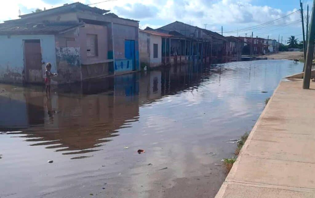 Niña en Zona Inundada por el Huracán Milton