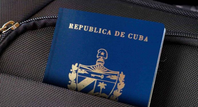 Nueva Norma Rige el Proceso de Solicitud de Pasaporte Cubano para los Menores de Edad