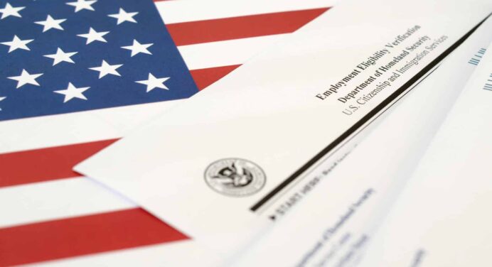 Nuevo Formulario de Permiso de Trabajo para Inmigrantes que Solicitan Asilo en Estados Unidos