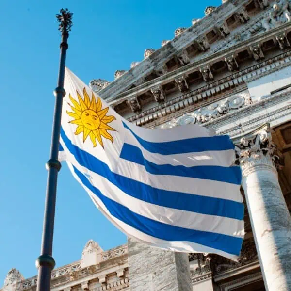 Nuevos Requisitos para Residencia Permanente en Uruguay Colocan a Cubanos en un Limbo Migratorio