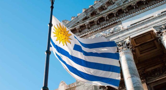 Nuevos Requisitos para Residencia Permanente en Uruguay Colocan a Cubanos en un Limbo Migratorio