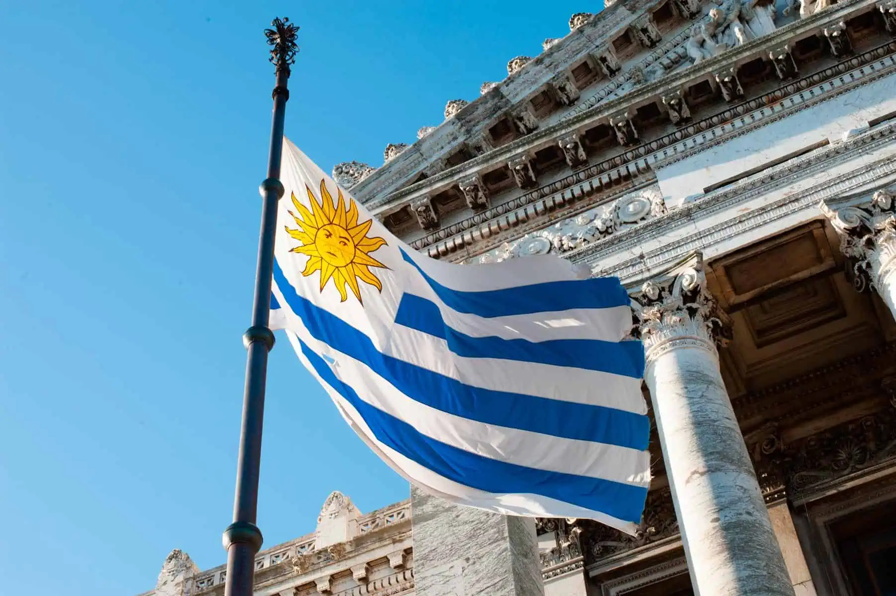 Nuevos Requisitos para Residencia Permanente en Uruguay Colocan a Cubanos en un Limbo Migratorio