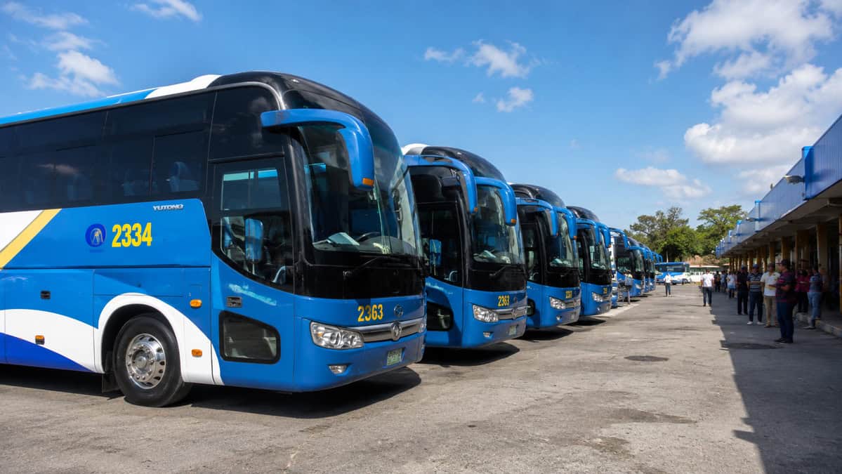 Terminal de ómnibus interprovincial en Cuba durante la implementación del nuevo sistema de reservas para viajes.