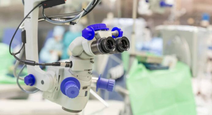 Operaciones de Cataratas en Cuba Limitadas por Escasez de Recursos