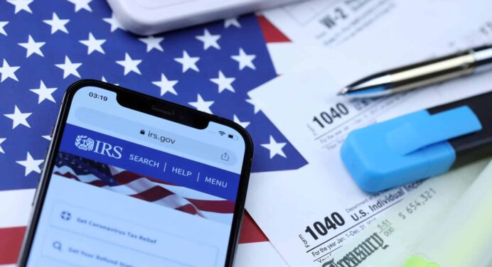 Advierten Posibles Impuestos Sobre el Alivio de la Deuda Estudiantil en estos Estados de Estados Unidos