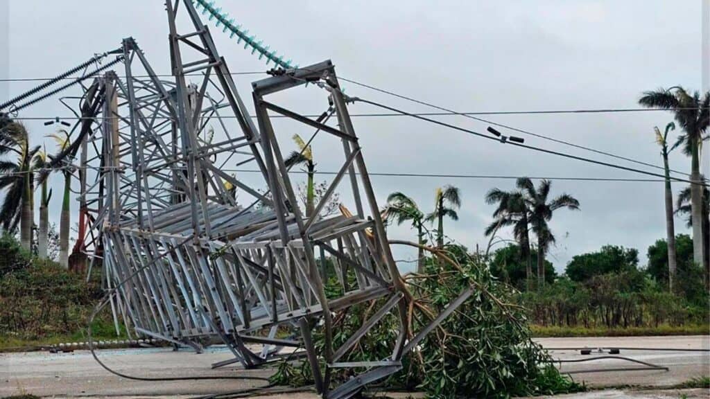 Postes y Cables Eléctricos Caídos