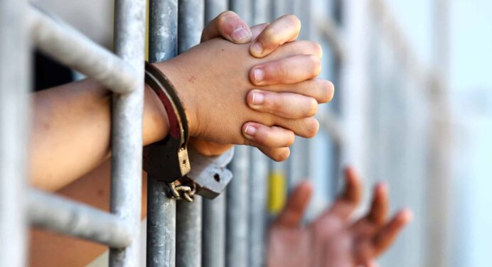 Condenan a 8 y 9 Años de Prisión a Dos Santiagueros por Delitos Asociados a las Drogas