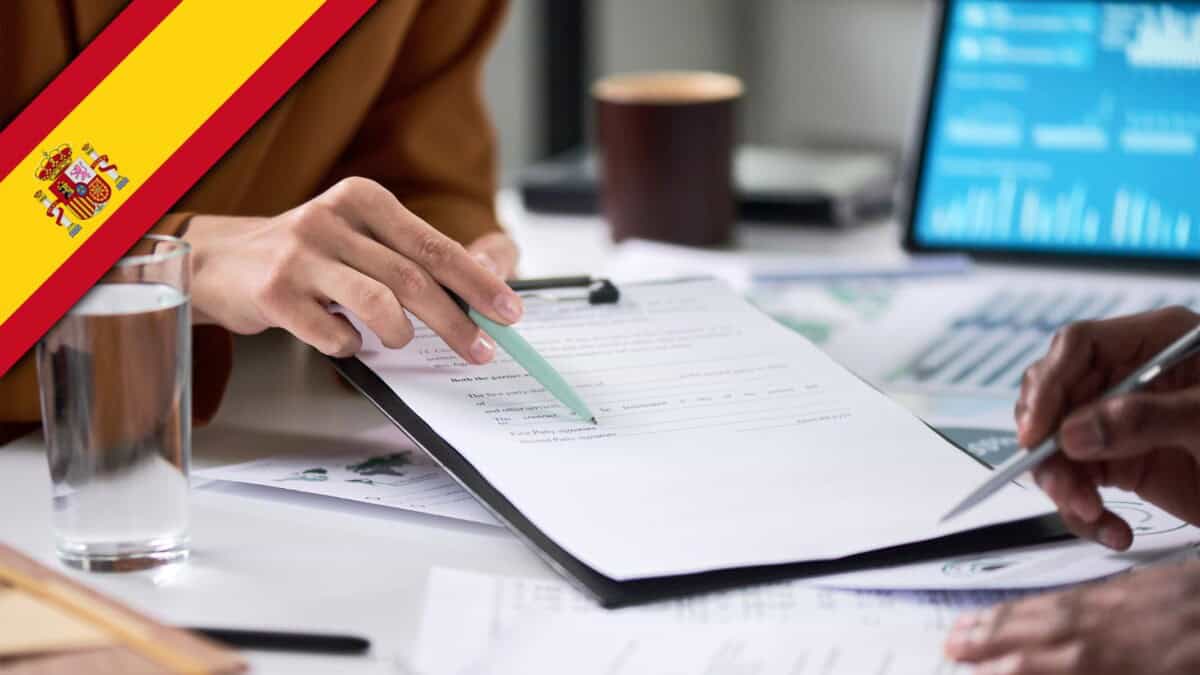 Profesiones Reguladas en España: Qué Títulos Debes Homologar en 2026
