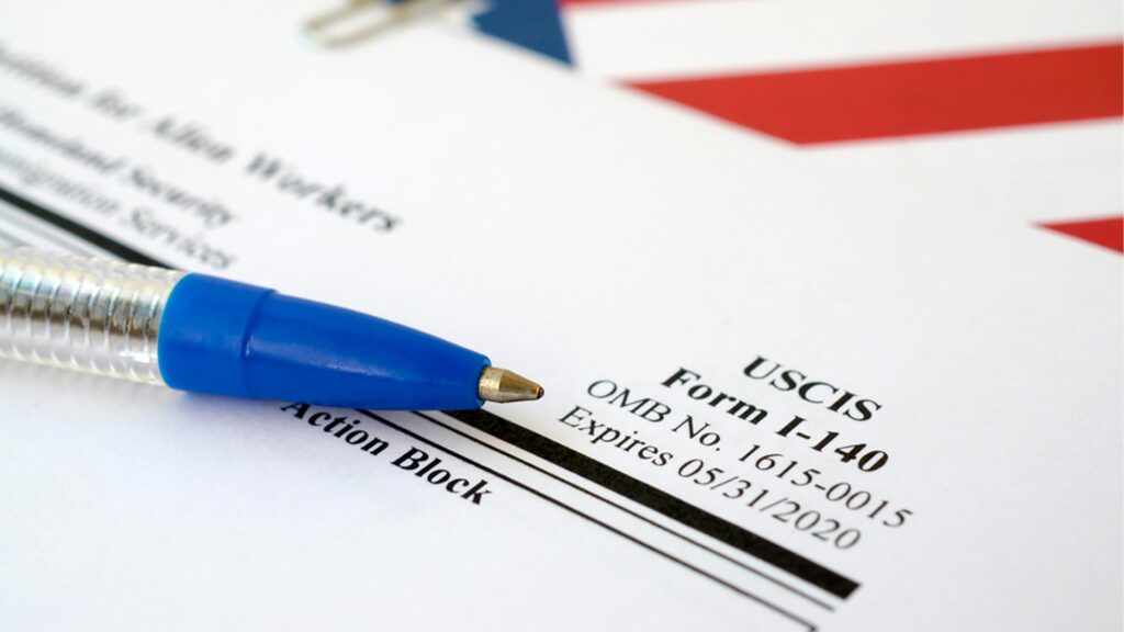 Qué es el I-220A y por qué genera controversia