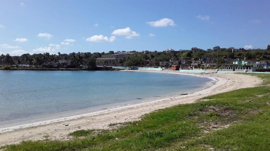¿Qué otros atractivos puedes encontrar cerca de playa El Tenis?