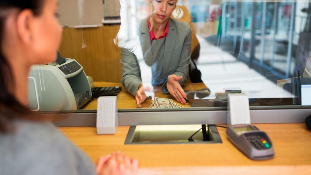 ¿Qué significa “emigrar” para el sistema bancario cubano?