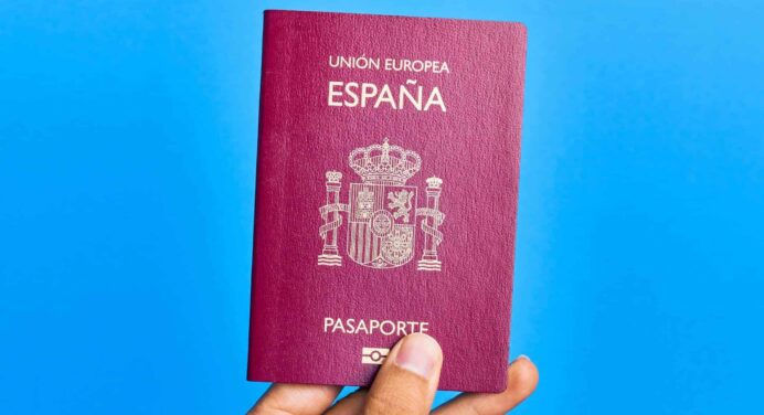 Cubanos Esperando Pasaporte Español: Importantes Actualizaciones del Consulado en La Habana