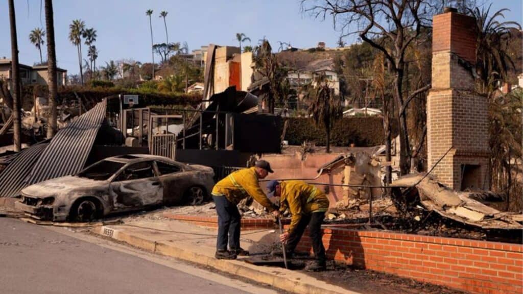 Rescatistas Trabajando en Zona Devastada por Incendio en Los Angeles