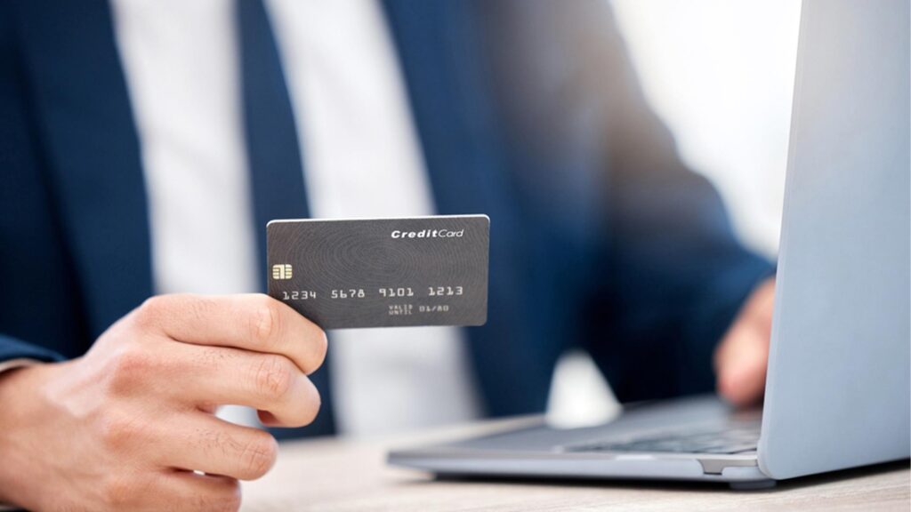 ¿Se puede seguir recibiendo dinero en una cuenta bancaria en Cuba después de emigrar?