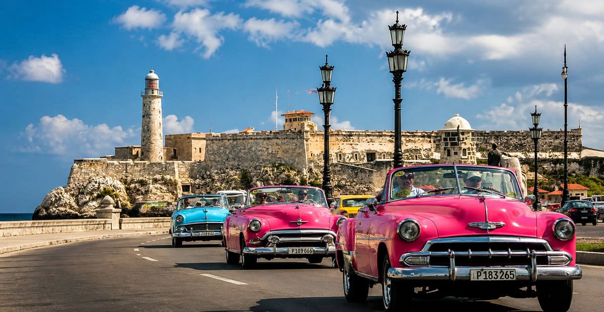 Automóviles clásicos circulan por el Malecón de La Habana con el Castillo de los Tres Reyes del Morro al fondo, en una imagen representativa del turismo en Cuba.