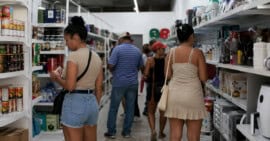 Ilustración conceptual de una tienda china de productos importados en La Habana