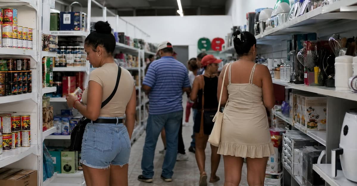 Ilustración conceptual de una tienda china de productos importados en La Habana