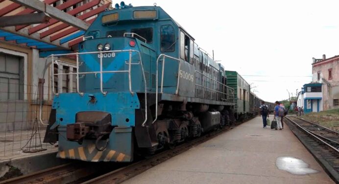 Tren Sin Combustible Paraliza el Tránsito en La Habana: Caos en las Principales Rutas