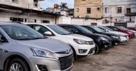 Fila de automóviles usados estacionados en un patio de venta de vehículos en Cuba, en una imagen relacionada con los nuevos impuestos para la compraventa de vehículos.