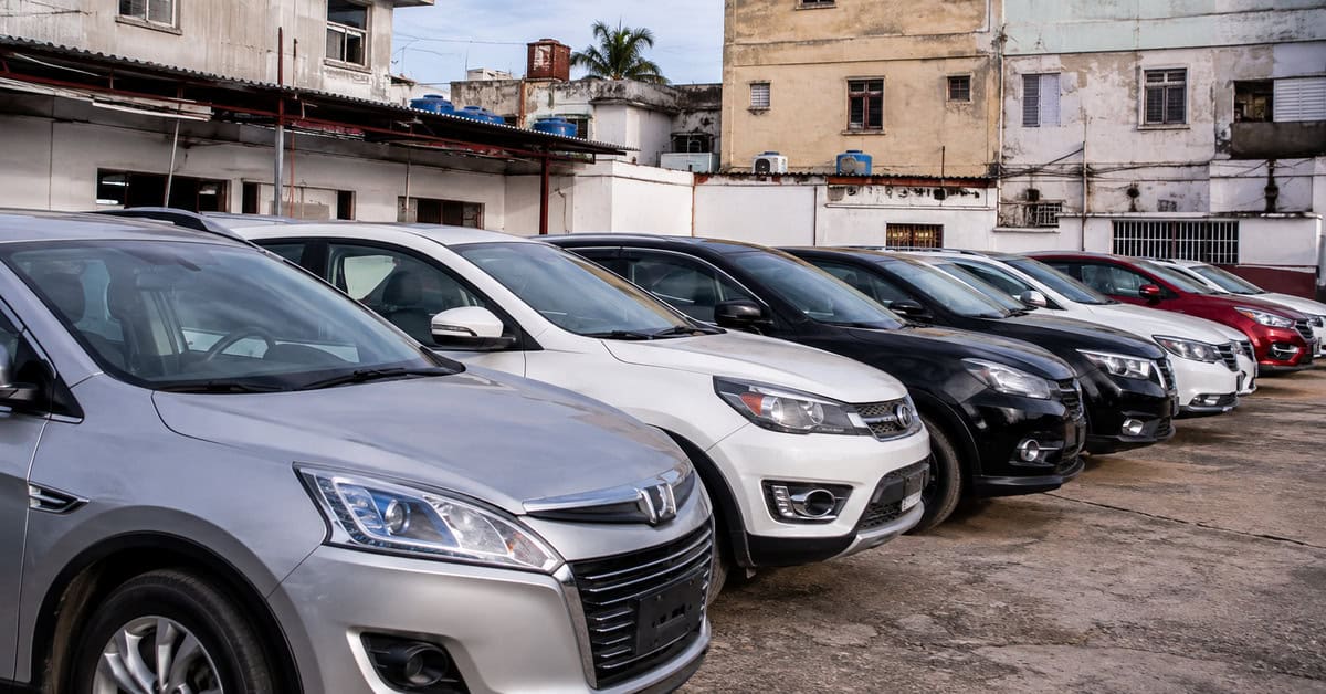 Fila de automóviles usados estacionados en un patio de venta de vehículos en Cuba, en una imagen relacionada con los nuevos impuestos para la compraventa de vehículos.