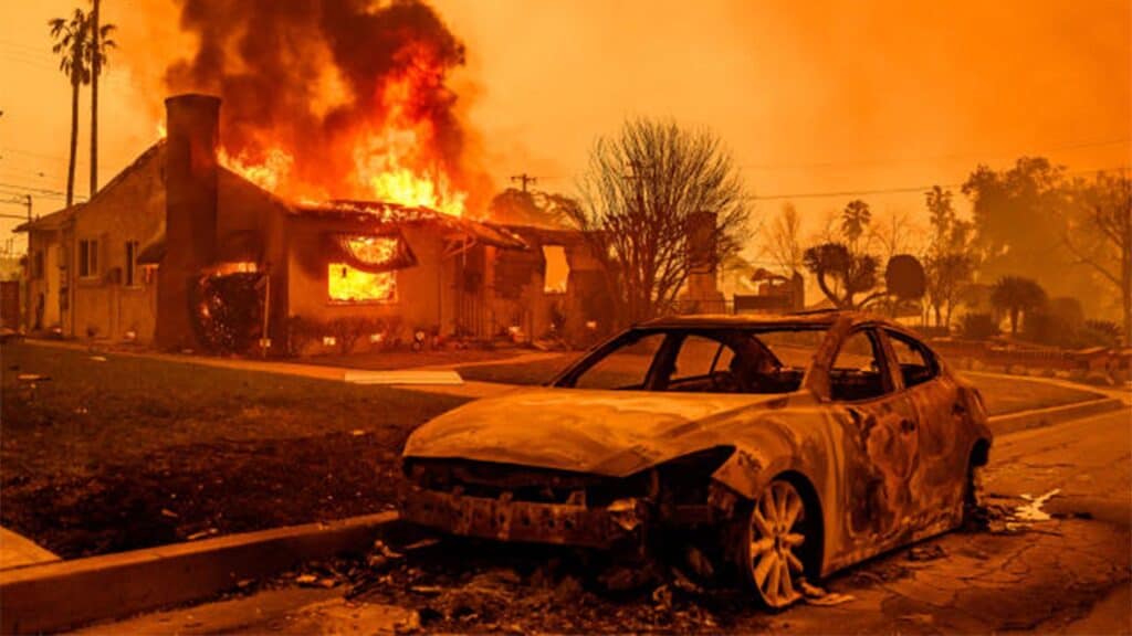 Vivienda y Auto Incendiados en Los Angeles