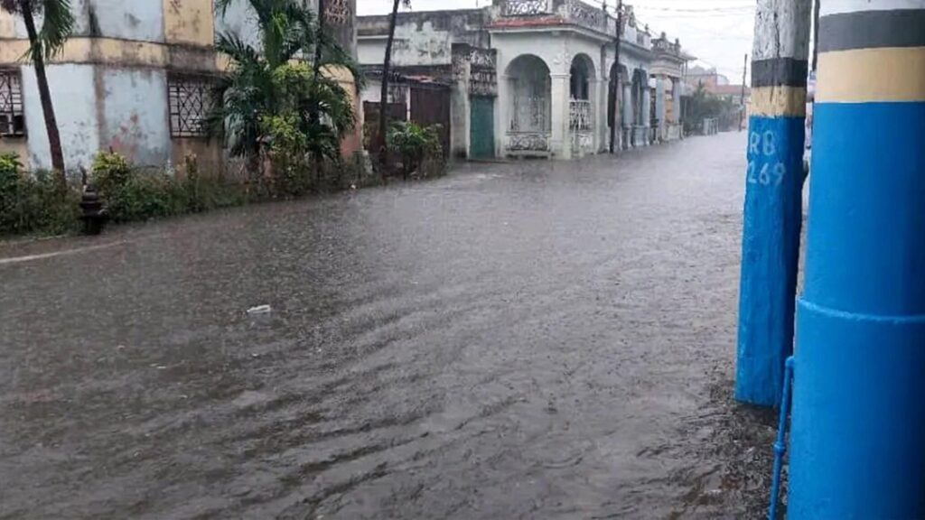 Zona Urbana con Calles Inundadas por la Lluvia