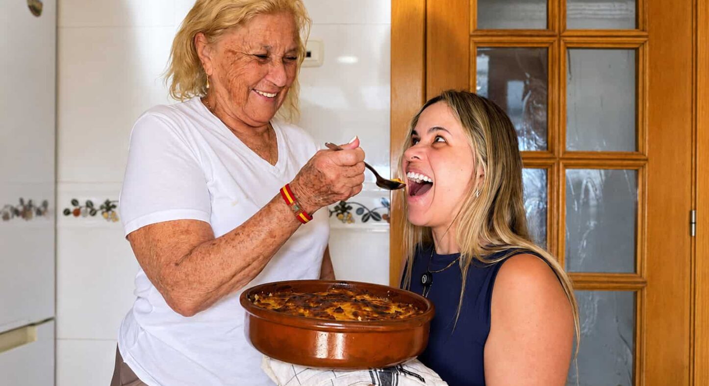 Una Abuela Cubana de 88 años Viaja 7.420 km para Revelar a su Nieta una Receta Familiar
