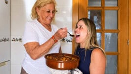 Dailis Ferrer cocina junto a su abuela paterna de 88 años un pudín de maíz criollo en Alicante