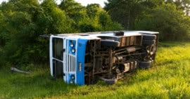 Ómnibus Diana volcado a un costado de la Carretera Central en Ciego de Ávila tras un accidente de tránsito.